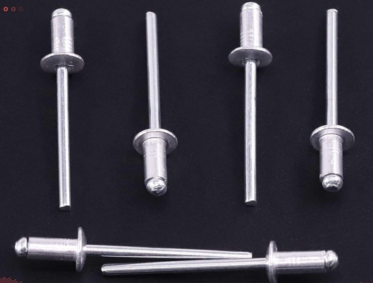 Rivetto cieco a testa rotonda piatta in acciaio inossidabile brillante Finitura per requisiti di fissaggio durevoli utilizzando rivetto a trazione