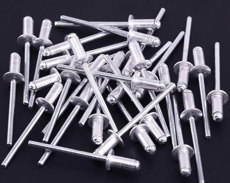 Rivetto cieco a testa rotonda piatta in acciaio inossidabile brillante Finitura per requisiti di fissaggio durevoli utilizzando rivetto a trazione